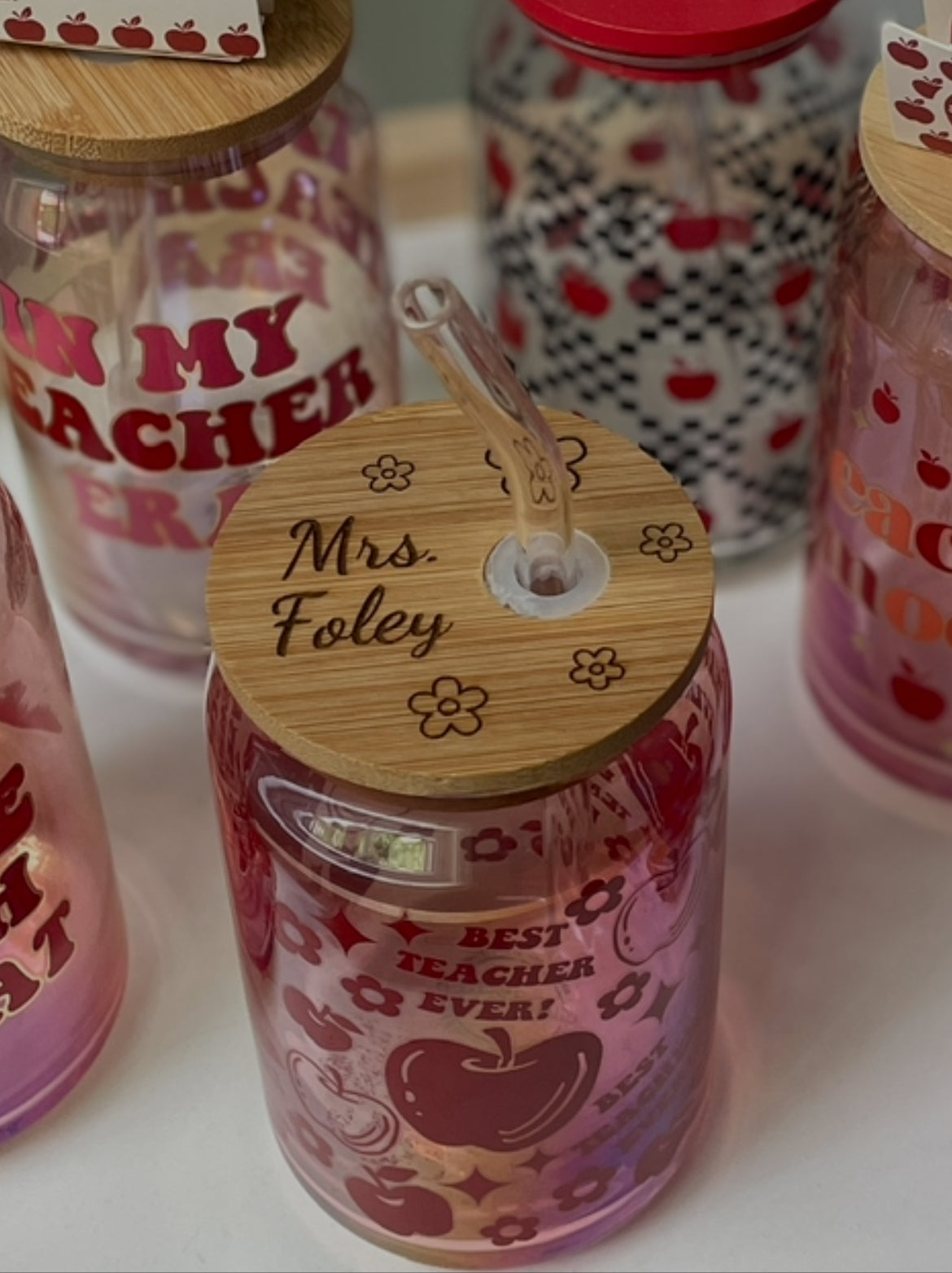 Glass tumbler "Best teacher ever" with sample engraving and a bamboo lid