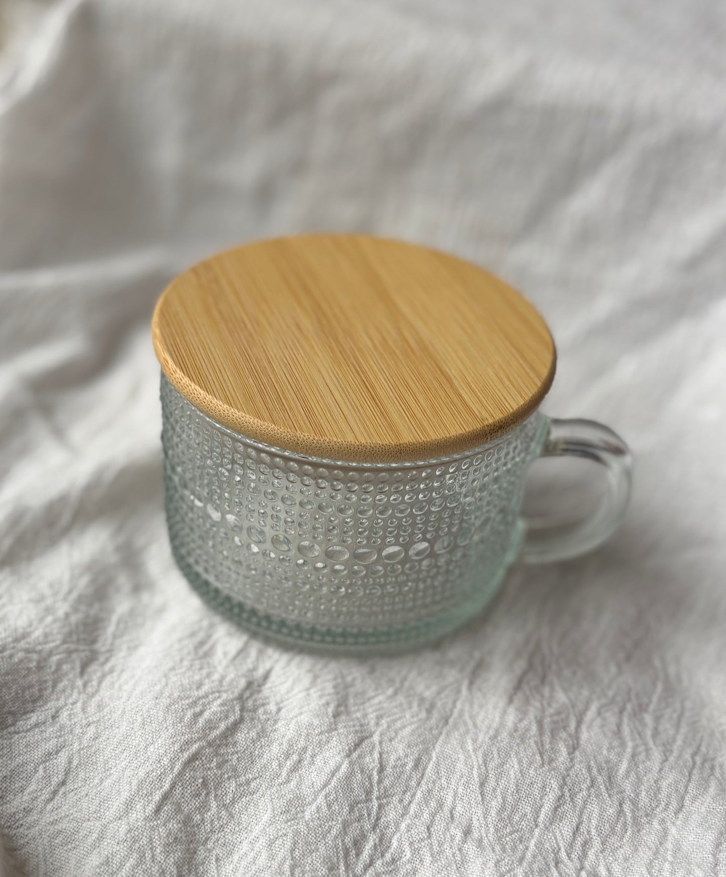 Clear beaded embossed glass mug with bamboo lid