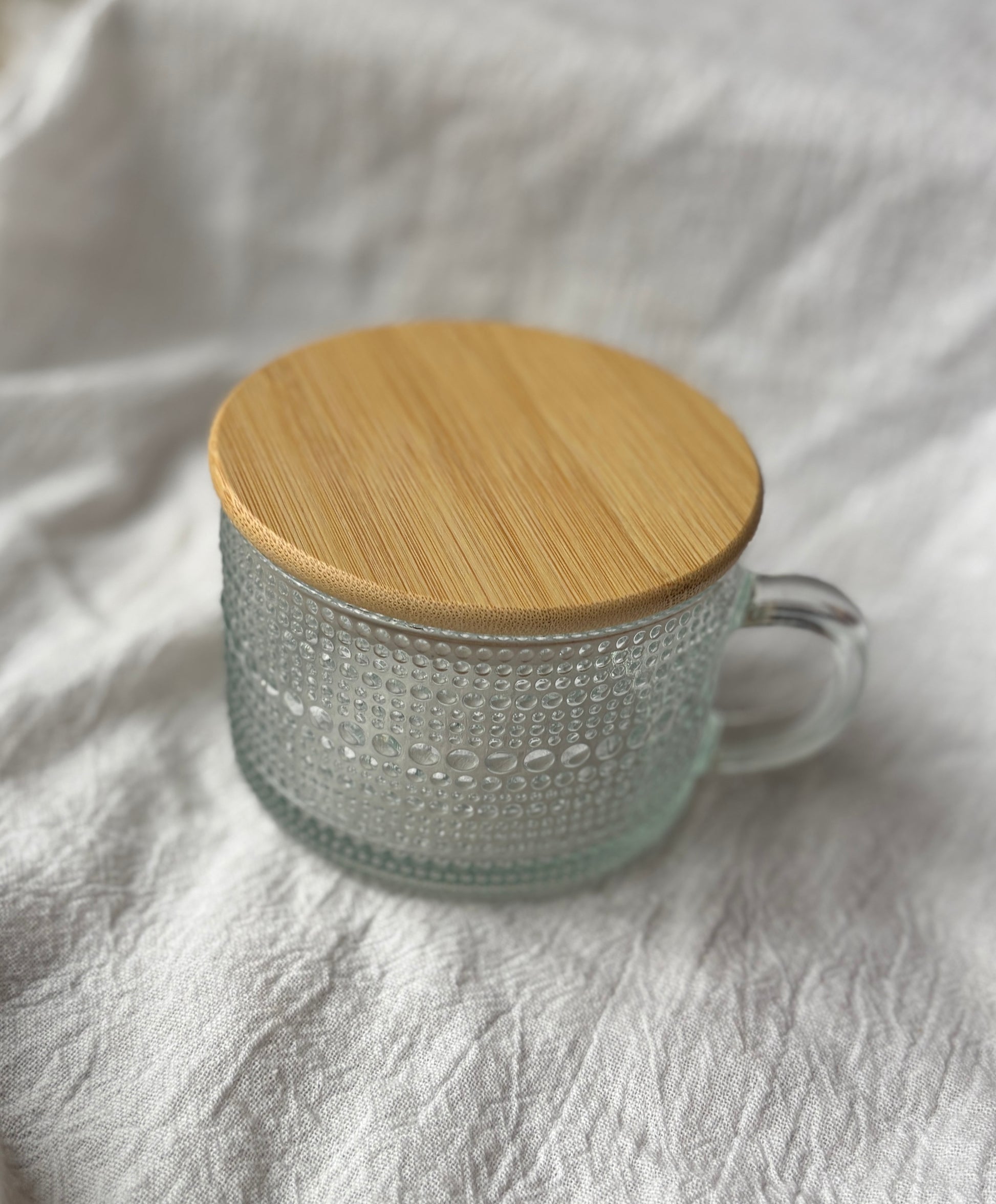 Clear beaded embossed glass mug with bamboo lid
