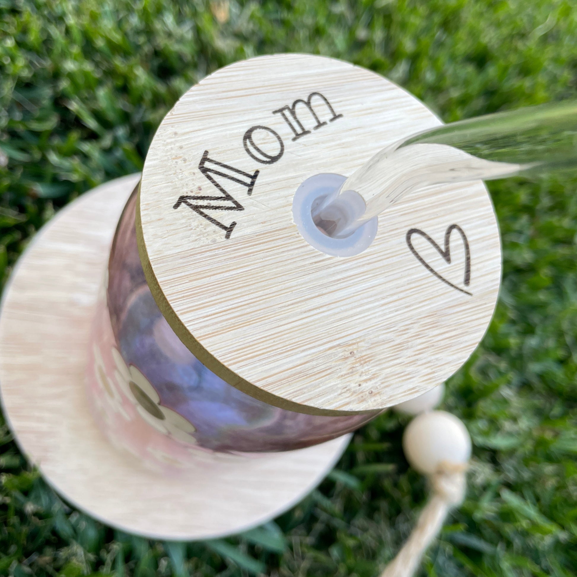 Bamboo lid engraved with "Mom" and a heart